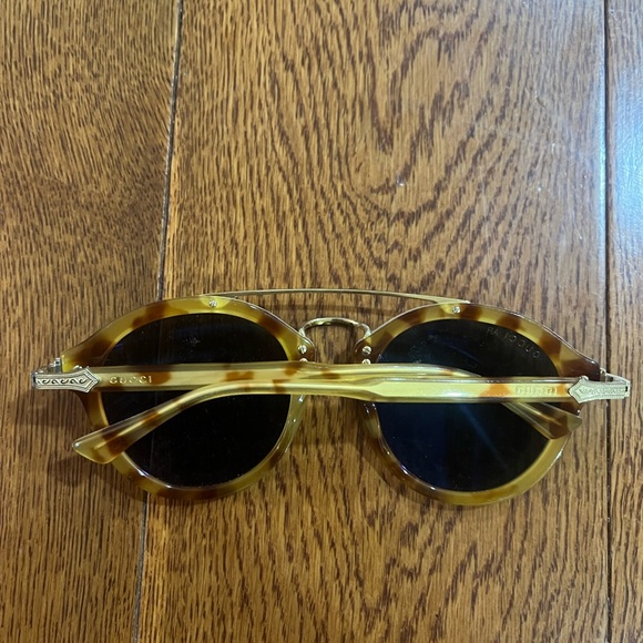 Gucci Unisex Sunglasses - Picture 2 of 4